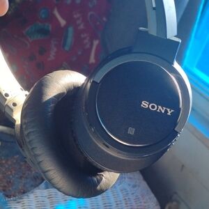 Sony Black Over-Ear Wireless Noise Cancelling Headphones